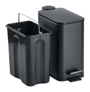 Schwarzer Treteimer mit 5 Litern Fassungsvermögen, Soft-Close-Mechanismus, seitliche Perspektive mit herausgenommenem Inneneimer.