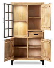 Offener Vitrinenschrank aus Holz mit mehreren Fächern und einer Schublade, frontal betrachtet.