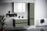 Modernes Badezimmermöbel-Set mit hängendem Waschtischunterschrank in Olivgrün mit schwarzem Korpus, weißem Waschbecken und schwarzer Armatur, dreitürigem Spiegelschrank, offenem Wandregal und hohem Seitenschrank; frontal aus leichter Seitenperspektive auf