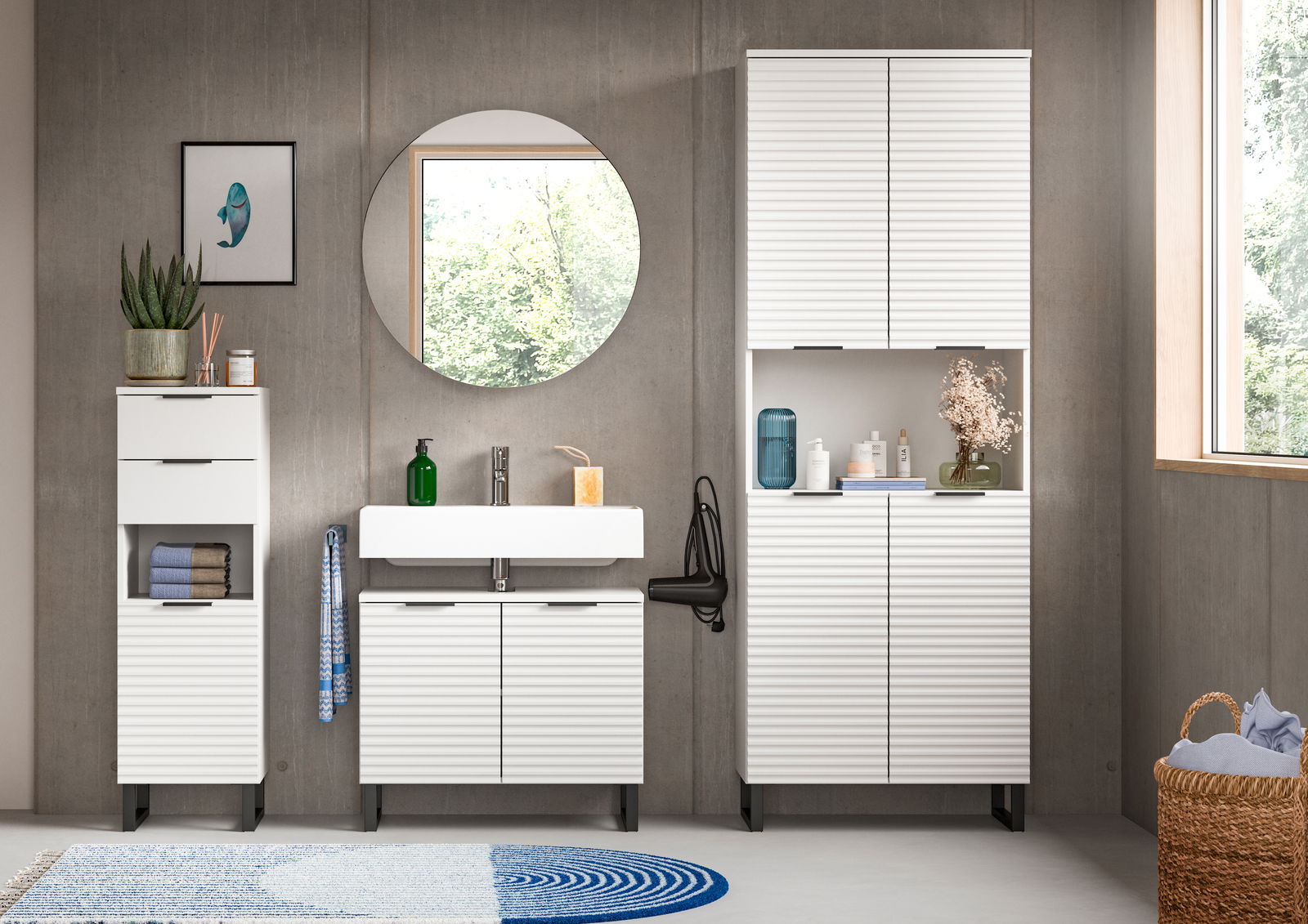 Moderne Badkombination mit weiß gerillten Schränken, Waschbecken und Spiegel, frontal betrachtet.