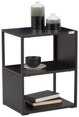 Moderner Beistelltisch aus schwarzem Metall mit zwei Regalböden, dekoriert mit Keramikvasen, Schalen und Büchern, seitliche Perspektive