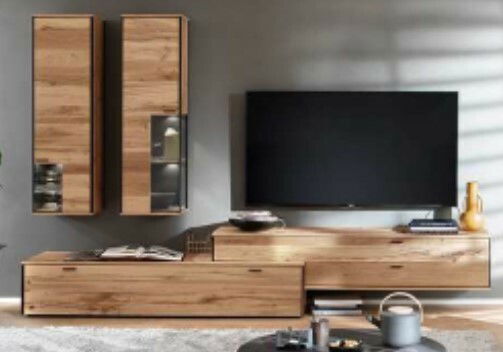 Moderne Wandkombination aus Holz mit Hängeschränken und TV-Board, frontal betrachtet.