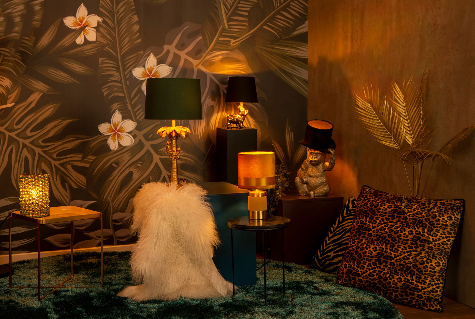 Stimmungsvolle Innenaufnahme mit Tischlampe COCONUT im Vordergrund, umgeben von exotischem Dekor und warmem Licht.