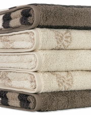 Gestapelte Duschtücher in verschiedenen Beige- und Brauntönen, seitliche Perspektive