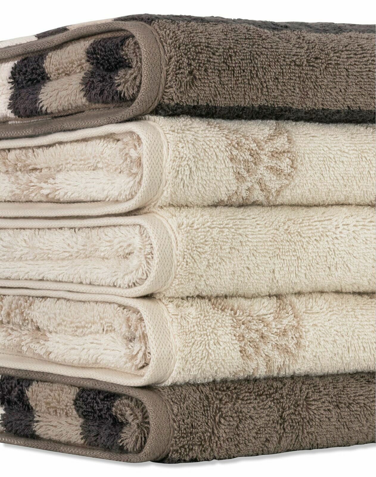 Gestapelte Duschtücher in verschiedenen Beige- und Brauntönen, seitliche Perspektive