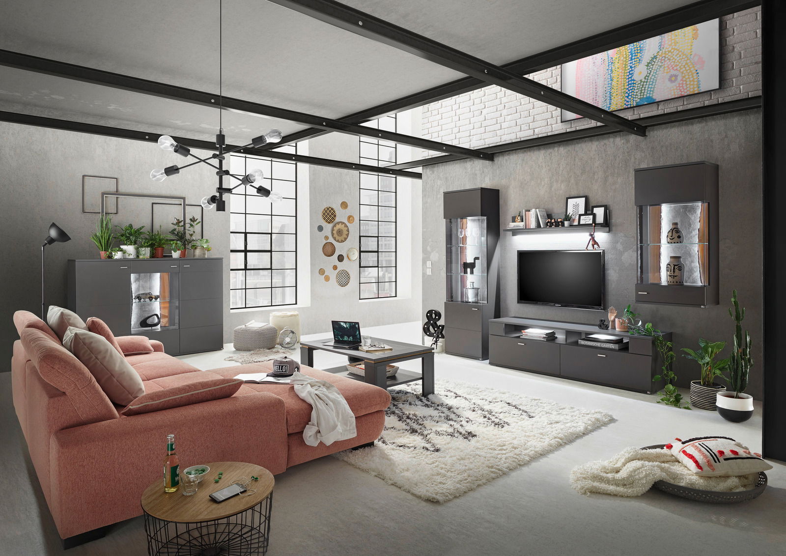 Modernes Wohnzimmer mit TV-Lowboard in dunklem Holz, frontal betrachtet, umgeben von stilvollen Dekorationen und Pflanzen.