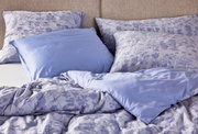Bettwäsche-Set in Blau- und Grautönen mit floralem Muster, aus der Perspektive von vorne aufgenommen.
