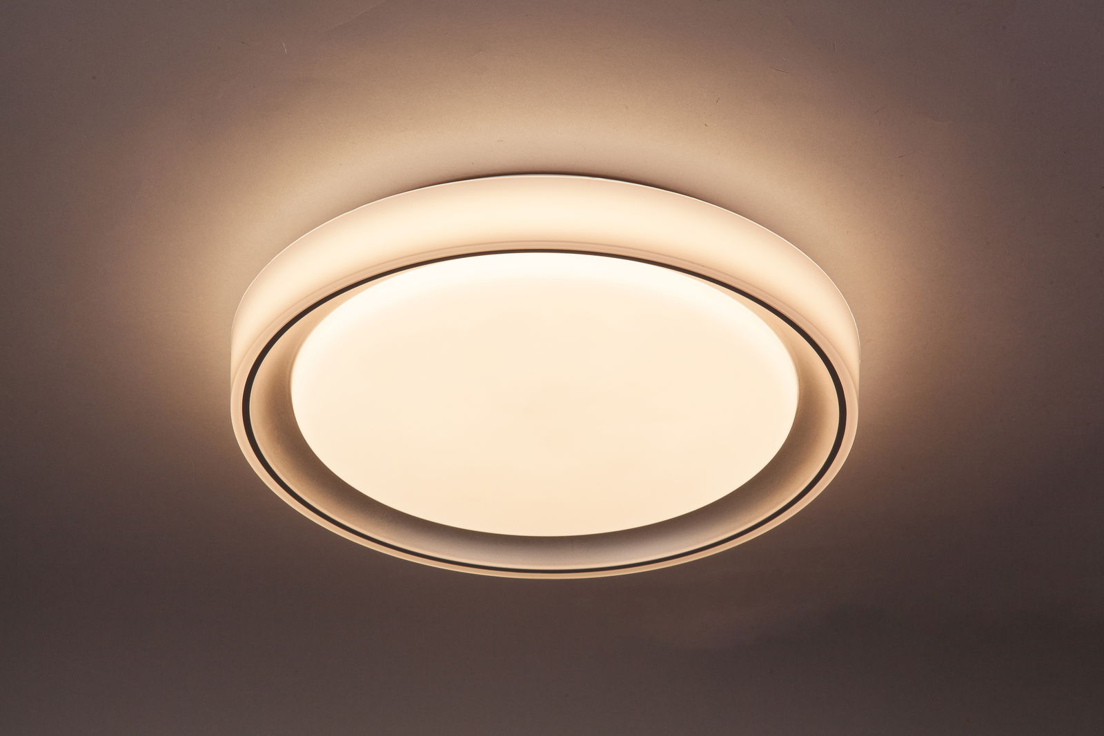 Runde LED-Deckenleuchte mit warmem Licht, von unten betrachtet