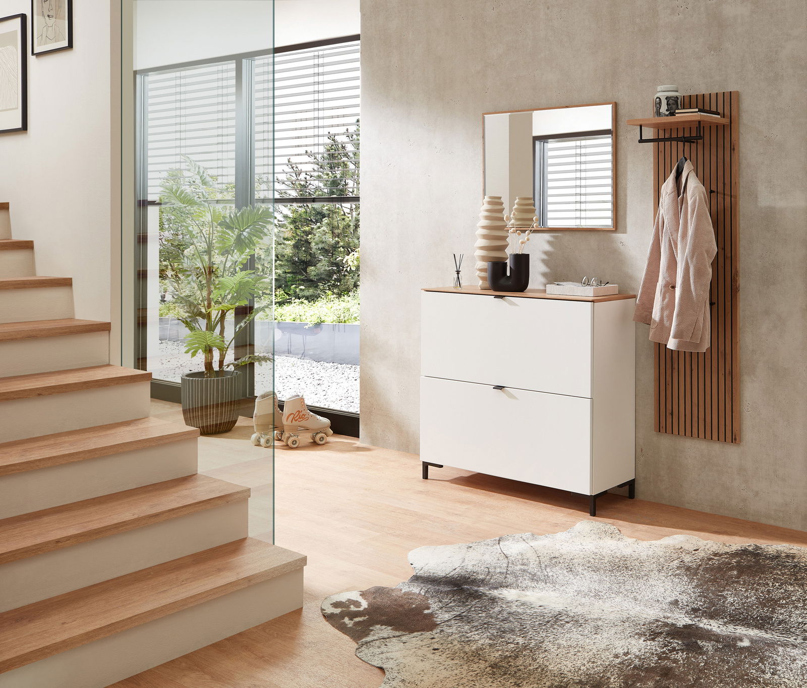 Moderner Eingangsbereich mit weißem Garderoben-Hängeschrank, Spiegel und Garderobenpaneel aus Holz, seitliche Perspektive.