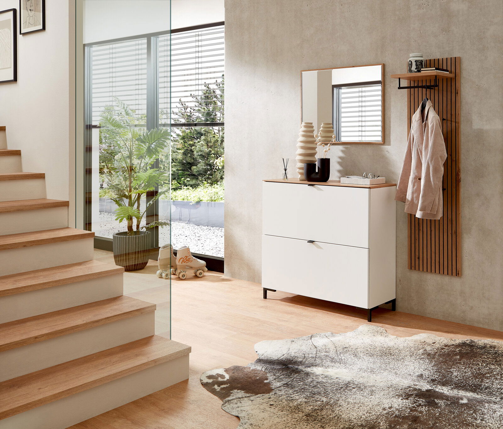 Moderner Eingangsbereich mit weißem Garderoben-Hängeschrank, Spiegel und Garderobenpaneel aus Holz, seitliche Perspektive.