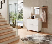 Moderner Eingangsbereich mit weißem Garderoben-Hängeschrank, Spiegel und Garderobenpaneel aus Holz, seitliche Perspektive.