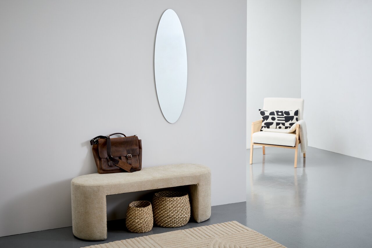 Ovaler Wandspiegel in einem modernen Raum, seitliche Perspektive