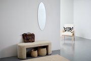 Ovaler Wandspiegel in einem modernen Raum, seitliche Perspektive