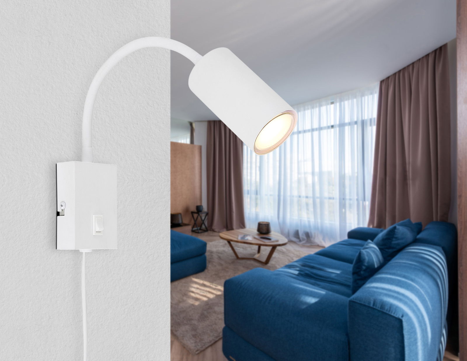 Moderne weiße Wandleuchte aus Metall, seitliche Perspektive, montiert an einer Wand in einem stilvollen Wohnzimmer mit blauer Couch und großen Fenstern.