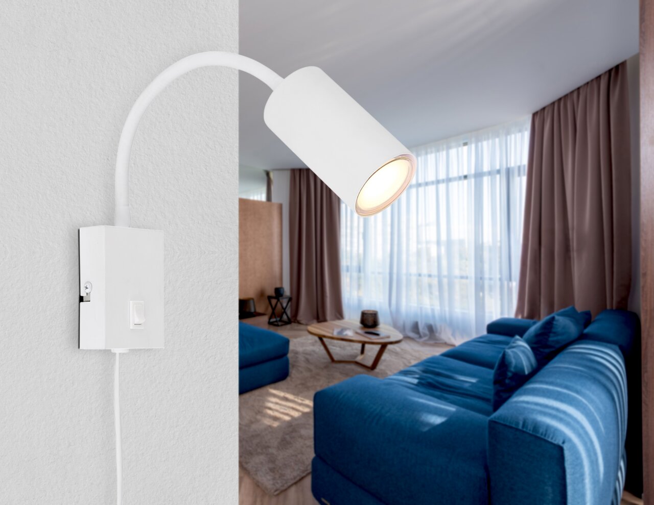 Moderne weiße Wandleuchte aus Metall, seitliche Perspektive, montiert an einer Wand in einem stilvollen Wohnzimmer mit blauer Couch und großen Fenstern.