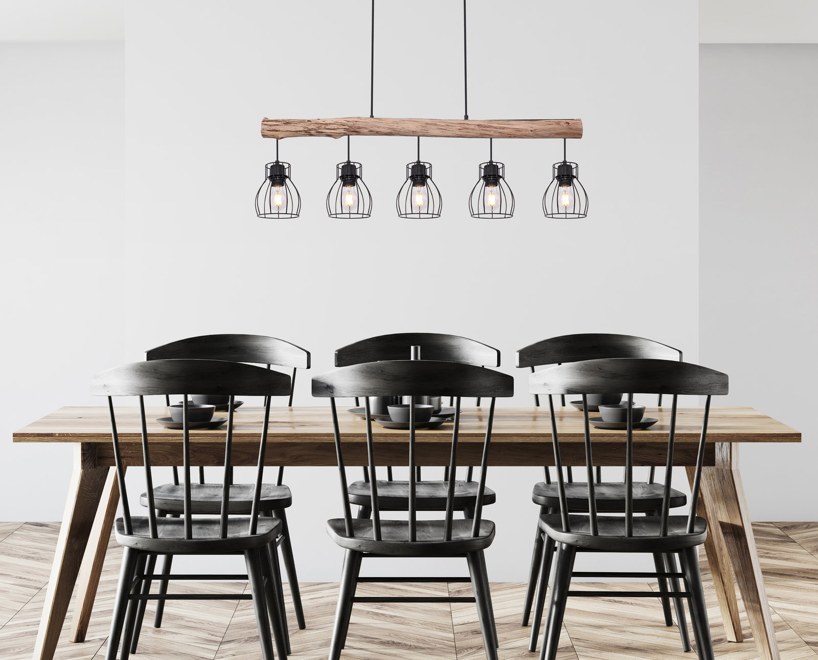 Novel Hängeleuchte MINA Moderne Hängeleuchte mit fünf Glühbirnen in Käfigdesign, aufgehängt an einem Holzbalken über einem Esstisch, aus der Vorderansicht.