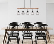 Moderne hanglamp met vijf lampen in kooivorm, opgehangen aan een houten balk boven een eettafel, gezien van voren.