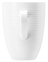 Weißer Becher mit Henkel, seitliche Perspektive, mit horizontalen Rillen.