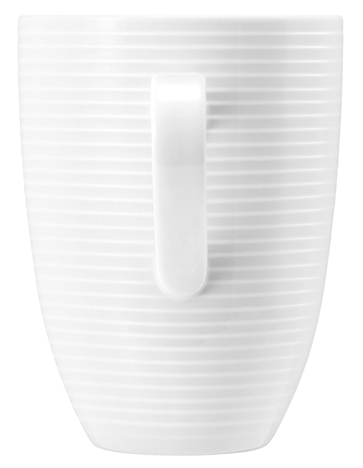 Weißer Becher mit Henkel, seitliche Perspektive, mit horizontalen Rillen.