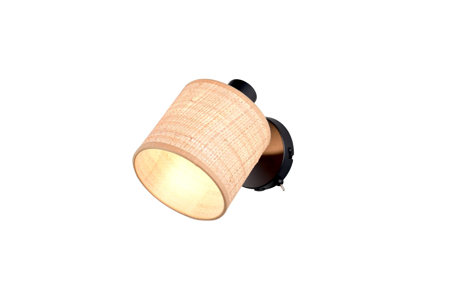 Moderne Wandlampe mit beigem, zylindrischem Stoffschirm und schwarzer Wandhalterung, warm leuchtend, in schräger Seitenansicht von vorne auf weißem Hintergrund