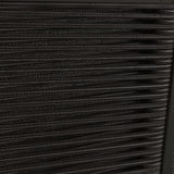 Nahaufnahme der geflochtenen Rückenlehne eines Loungesessels in dunklen Farbtönen, seitliche Perspektive