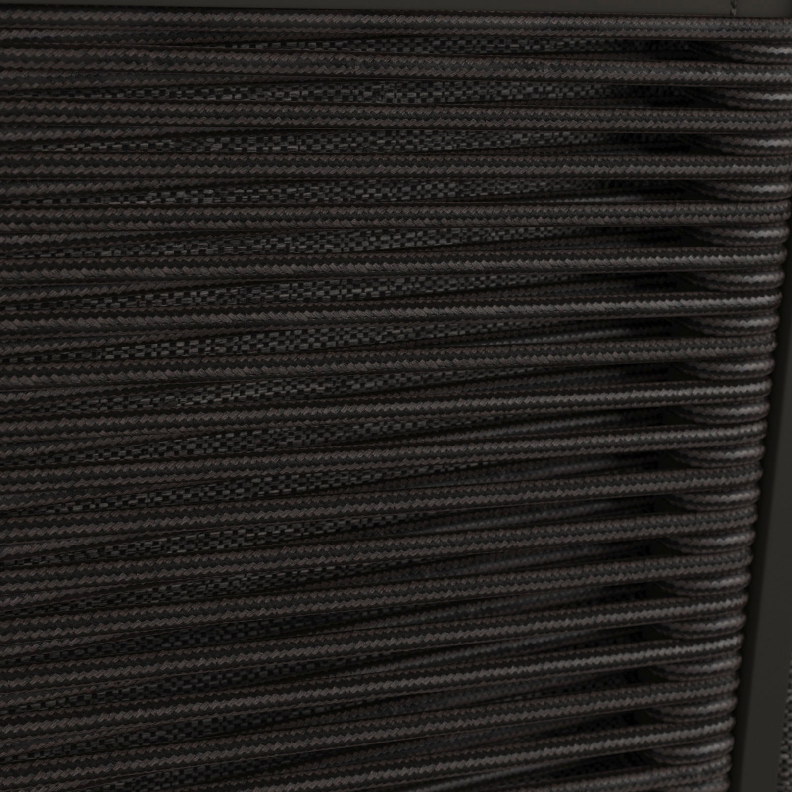 Nahaufnahme der geflochtenen Rückenlehne eines Loungesessels in dunklen Farbtönen, seitliche Perspektive