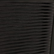 Nahaufnahme der geflochtenen Rückenlehne eines Loungesessels in dunklen Farbtönen, seitliche Perspektive