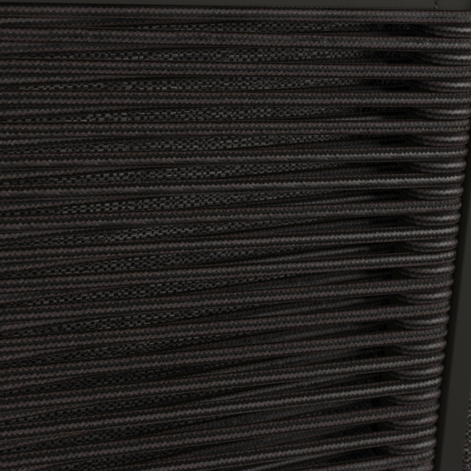 Nahaufnahme der geflochtenen Rückenlehne eines Loungesessels in dunklen Farbtönen, seitliche Perspektive