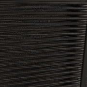 Nahaufnahme der geflochtenen Rückenlehne eines Loungesessels in dunklen Farbtönen, seitliche Perspektive