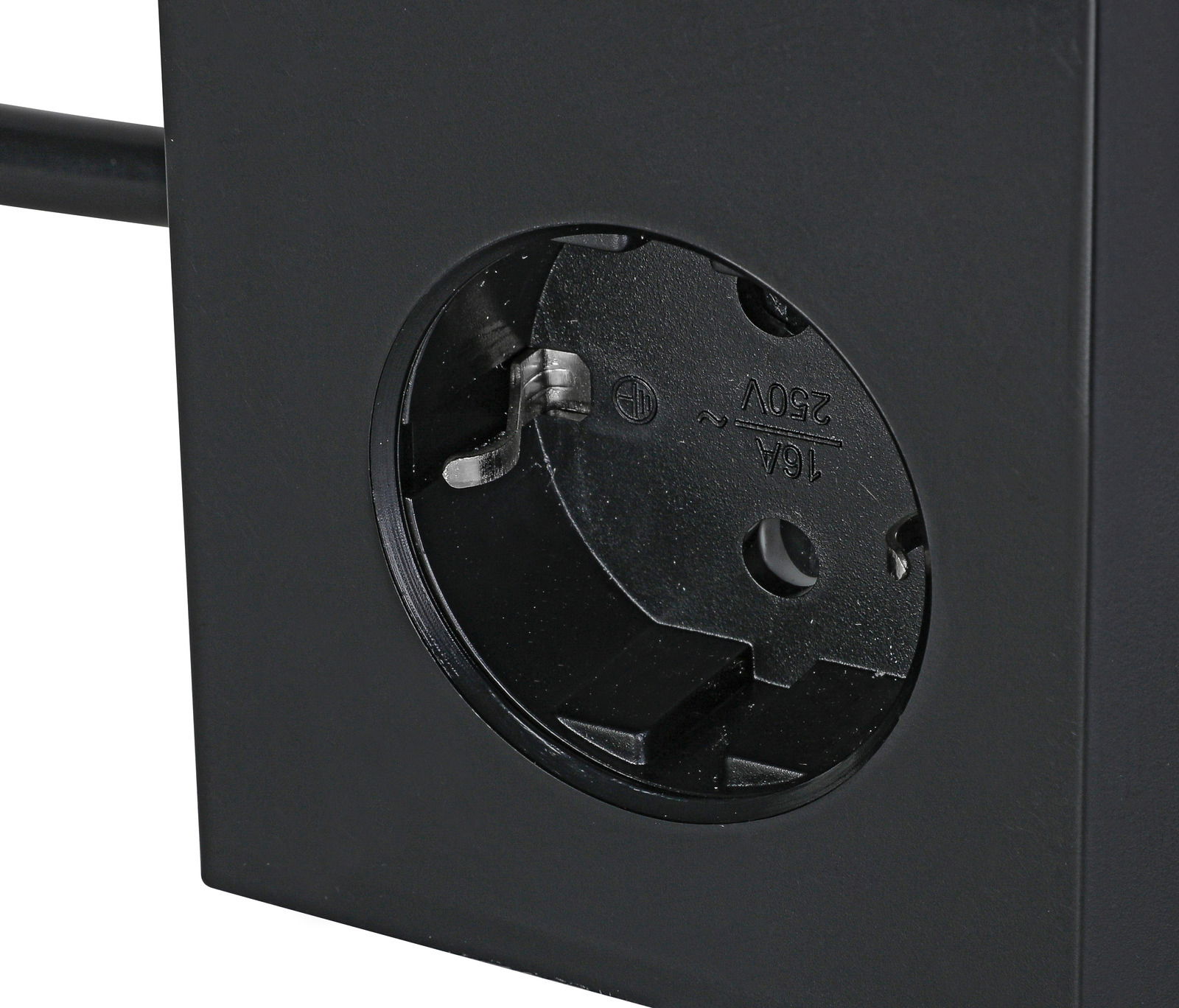 Nahaufnahme einer schwarzen Steckdose in einem Steckdosenwürfel, seitliche Perspektive