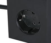 Nahaufnahme einer schwarzen Steckdose in einem Steckdosenwürfel, seitliche Perspektive