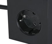 Nahaufnahme einer schwarzen Steckdose in einem Steckdosenwürfel, seitliche Perspektive