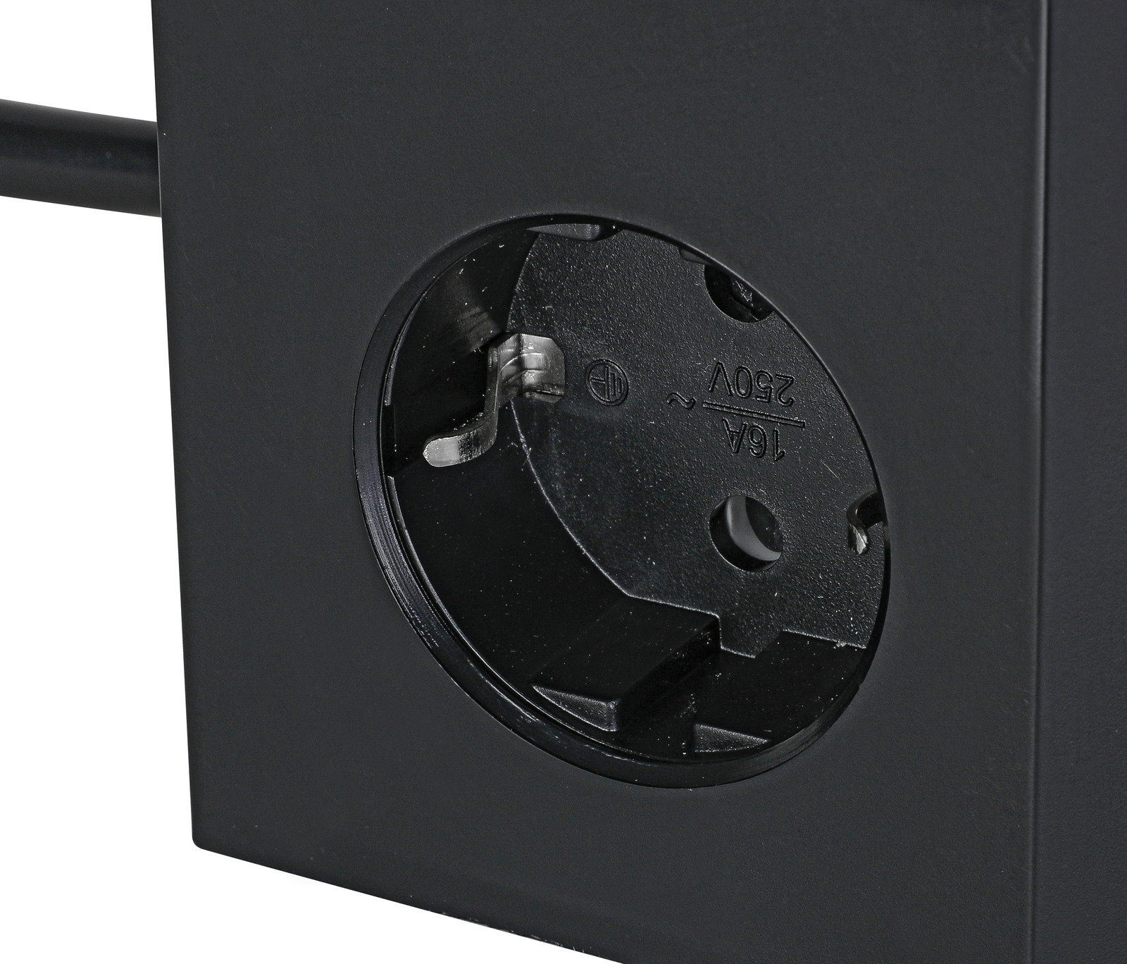 Nahaufnahme einer schwarzen Steckdose in einem Steckdosenwürfel, seitliche Perspektive