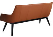 Rückansicht einer modernen braunen Bank mit schwarzen Beinen