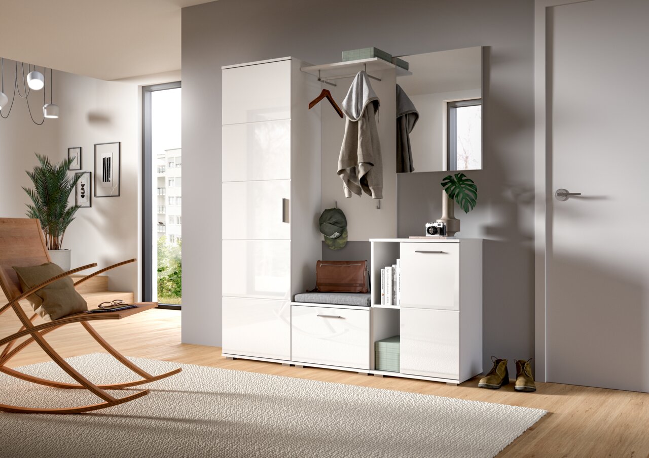 Moderner Flur mit weißem Garderobenschrank und Spiegel, seitliche Perspektive