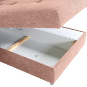 Nahaufnahme einer Rundecke mit Stauraum, geöffnet, in einem hellbraunen Stoffbezug.