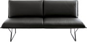 Schwarzes, minimalistisches 2-Sitzer-Sofa mit gepolsterten Sitz- und Rückenkissen und schlanken Metallbeinen, frontal von vorne fotografiert.