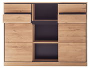 Frontale Ansicht eines modernen Bücherregals aus Holz mit offenen Fächern und Schubladen.