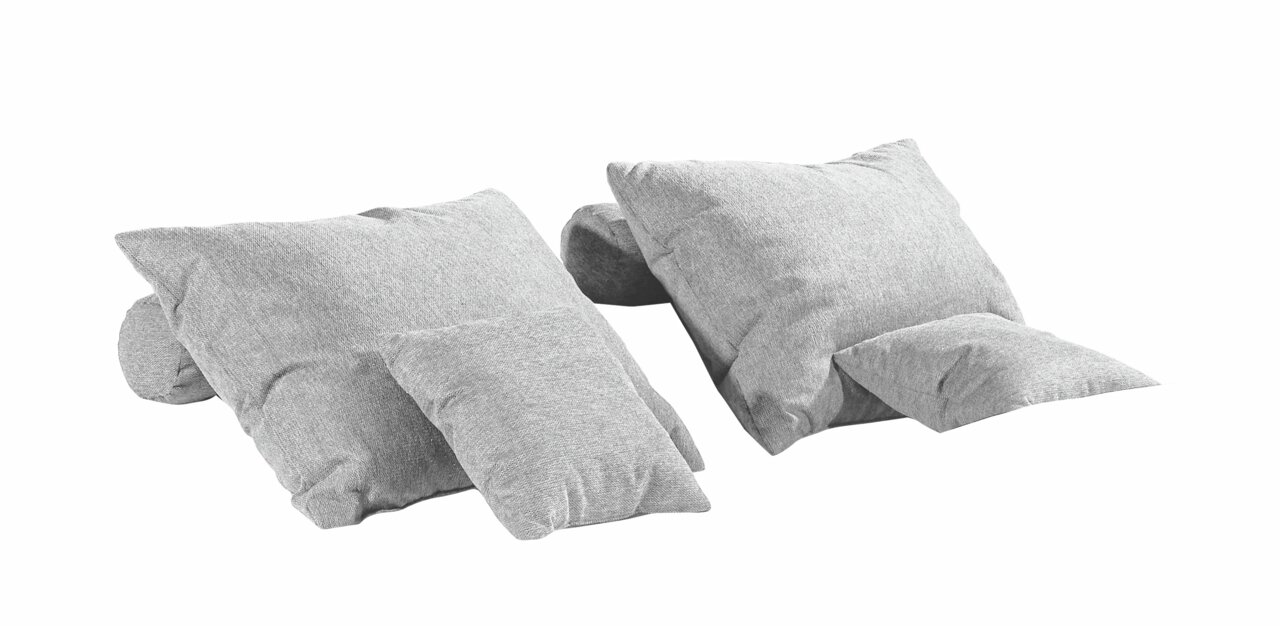 Graues Kissen-Set, bestehend aus sechs Teilen, in einer seitlichen Perspektive.
