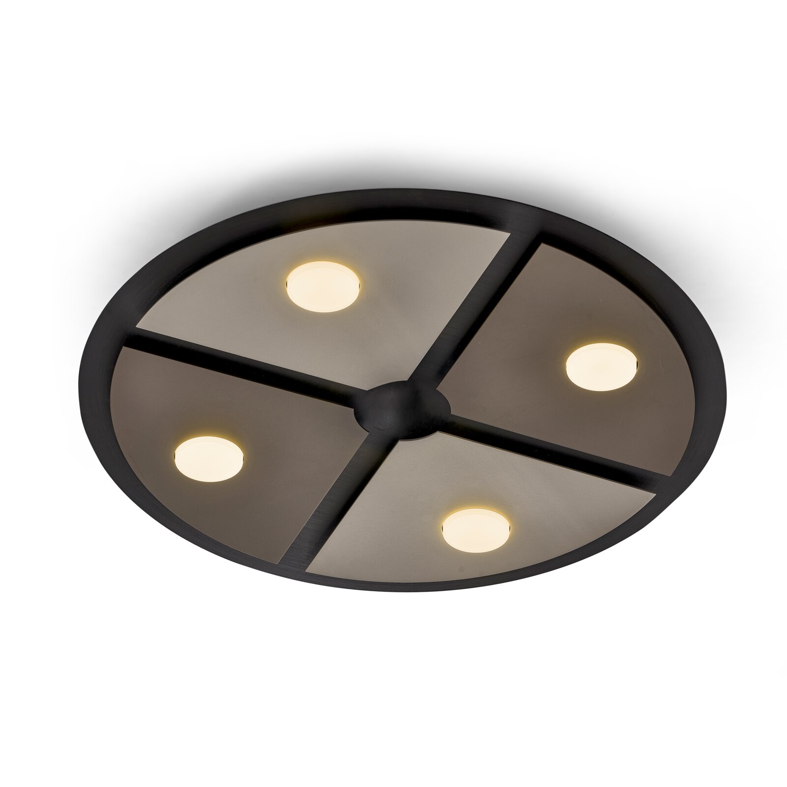 Runde schwarze Deckenleuchte mit vier warmweiß leuchtenden Spots und segmentierter Rauchglas-Optik, aus schräger Untersicht vor weißem Hintergrund