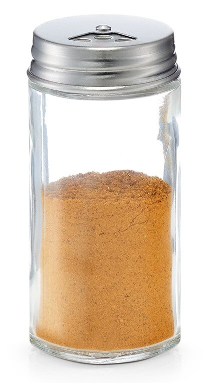 Gewürzglas mit silbernem Deckel, gefüllt mit braunem Gewürz, aus der Frontalperspektive