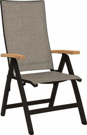 Moderner Klappsessel mit schwarzem Metallrahmen und hellbraunen Armlehnen, seitliche Perspektive