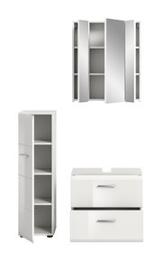 Weiße Badezimmermöbel (Spiegelschrank, Hochschrank und Waschtischunterschrank) mit geöffneten Türen und Schubladen, Frontansicht auf weißem Hintergrund