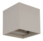 Moderne, kubische Außen-Wandleuchte in seitlicher Perspektive