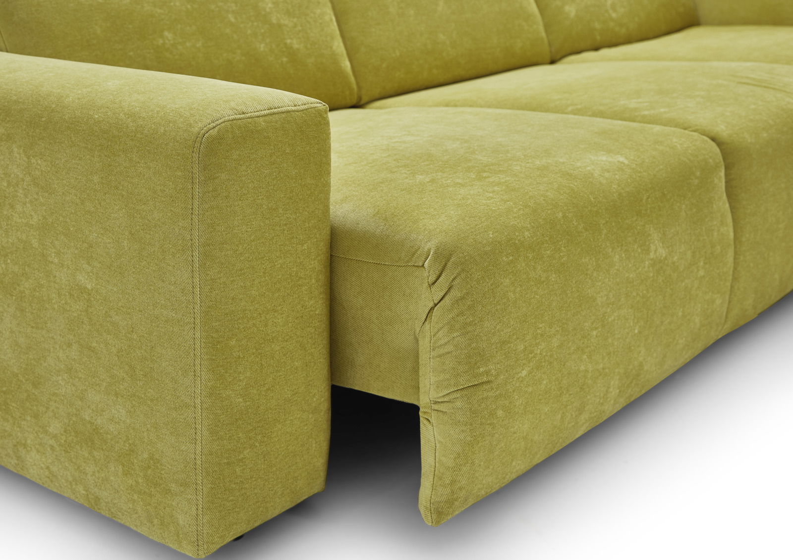 Nahaufnahme einer grünen Longchairkombination aus Stoff, seitliche Perspektive.