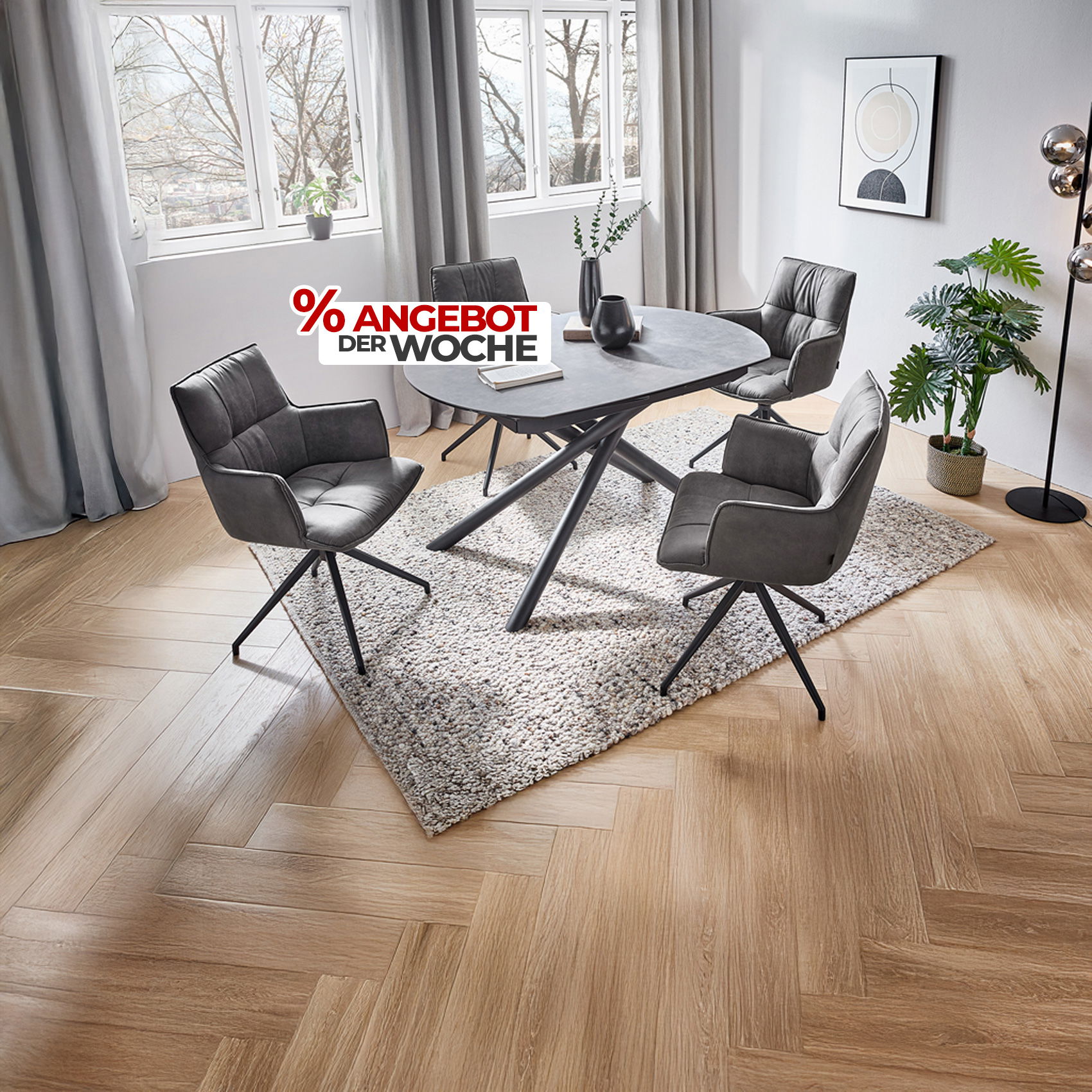 Moderner Essbereich mit grauen Polsterstühlen und rundem Tisch auf Teppich, Schriftzug „Angebot der Woche“