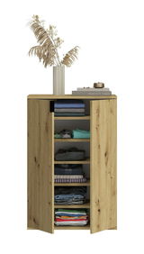 Garderobenkombination aus Holz mit geöffneter Tür, zeigt gestapelte Kleidung auf Regalböden, dekoriert mit einer Vase und Büchern auf der Oberseite, Frontalansicht.