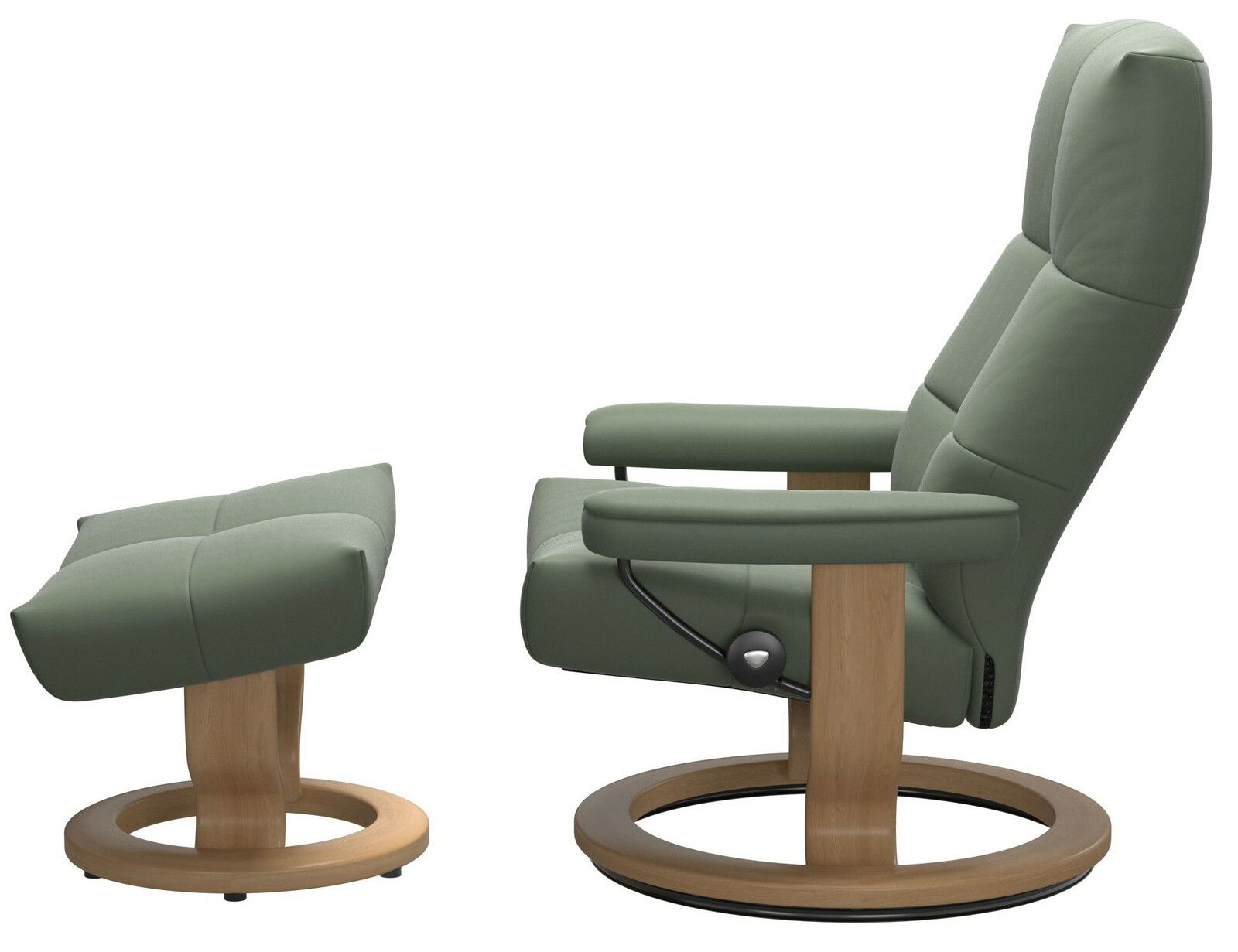 Grüner Einzelsessel mit passendem Hocker, Seitenansicht, auf einem Holzgestell.