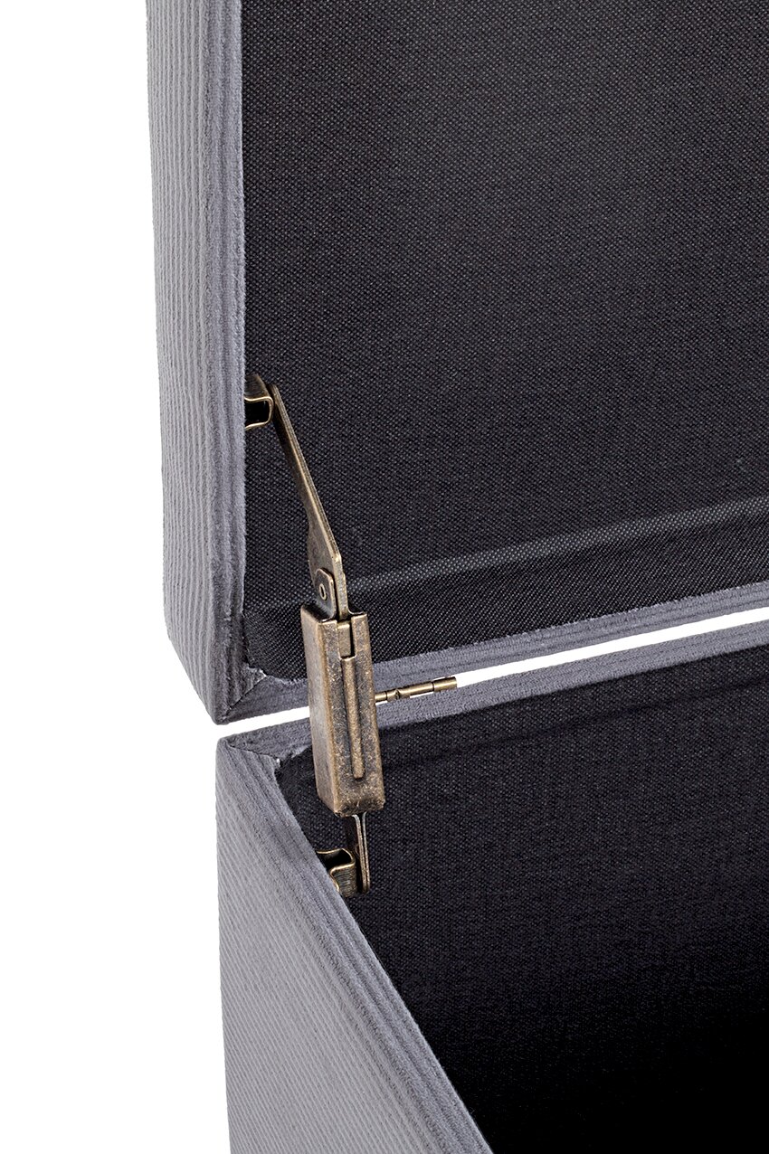 Detailaufnahme aus seitlicher Perspektive: geöffnete graue Aufbewahrungsbox mit Stoffbezug und Metall-Scharnier/Deckelhalterung im Innenraum
