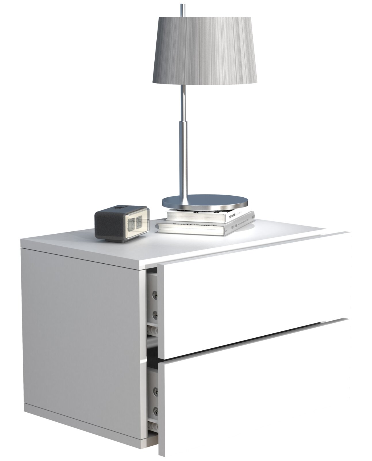 Weißer Nachttisch mit zwei Schubladen, obere Schublade leicht geöffnet; darauf silberne Tischlampe, Bücherstapel und kleiner Wecker, perspektivisch in schräger Vorderansicht von links.